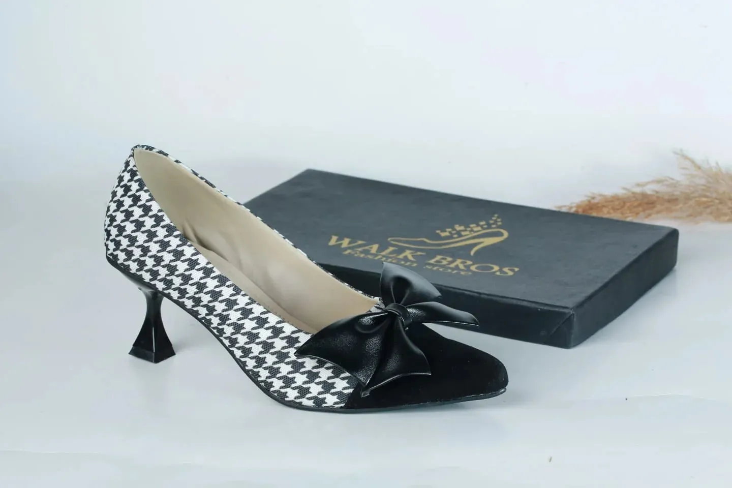 WALKBROS WOMEN'S KITTEN HEELS POINTED TOE PUMPS - BLACK & WHITE