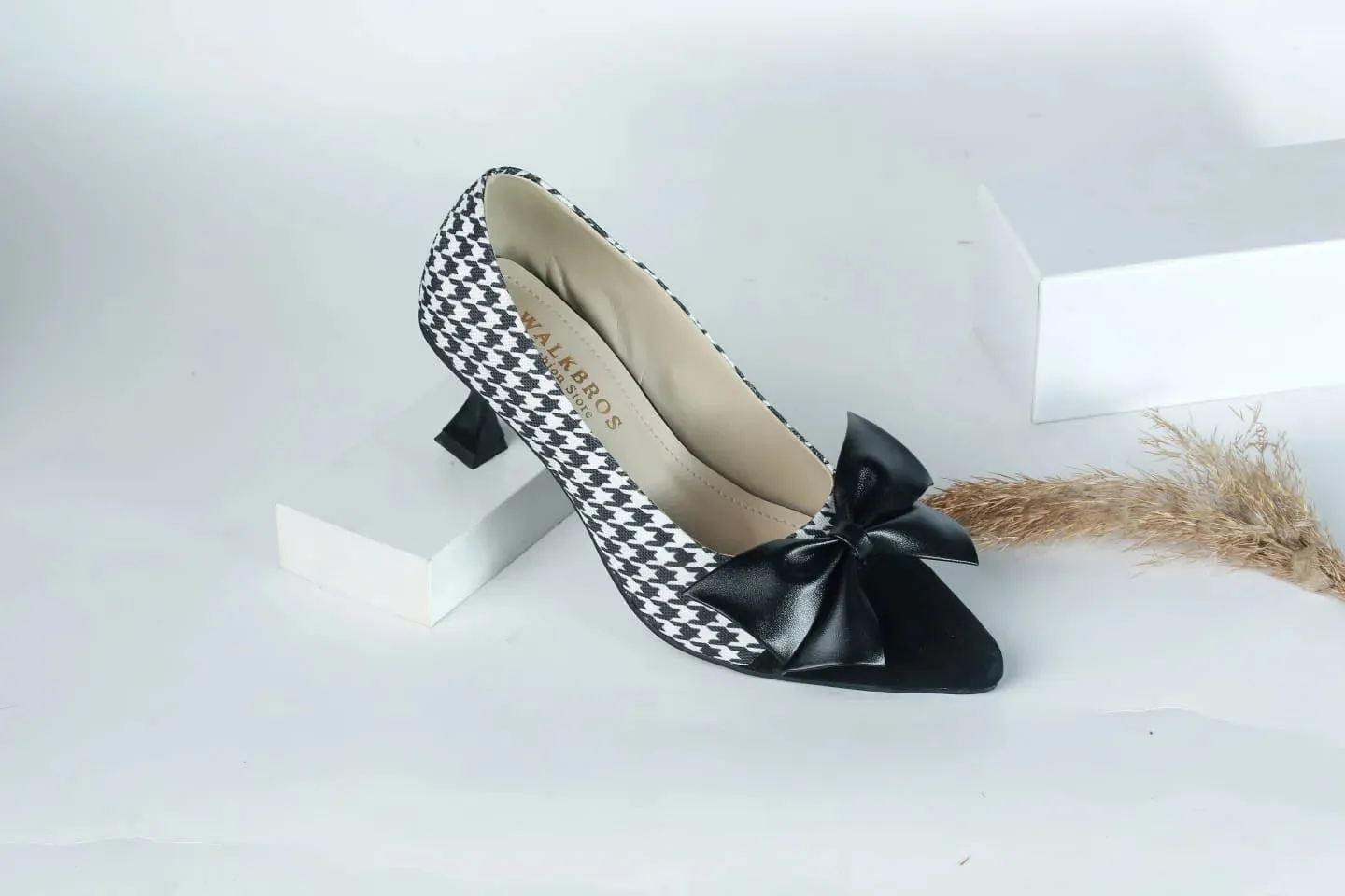 WALKBROS WOMEN'S KITTEN HEELS POINTED TOE PUMPS - BLACK & WHITE