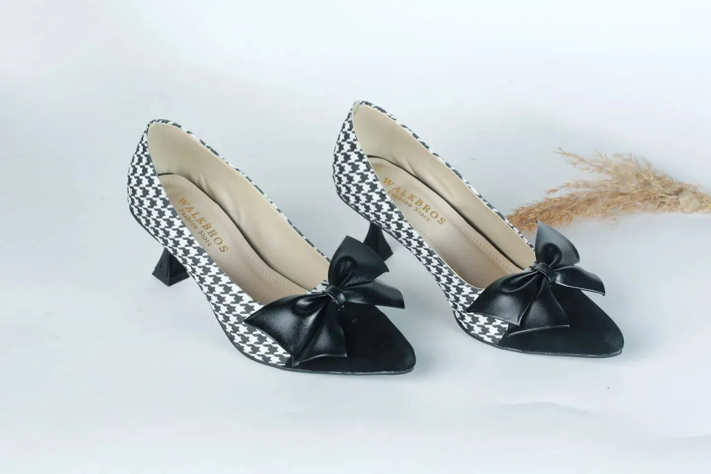 WALKBROS WOMEN'S KITTEN HEELS POINTED TOE PUMPS - BLACK & WHITE