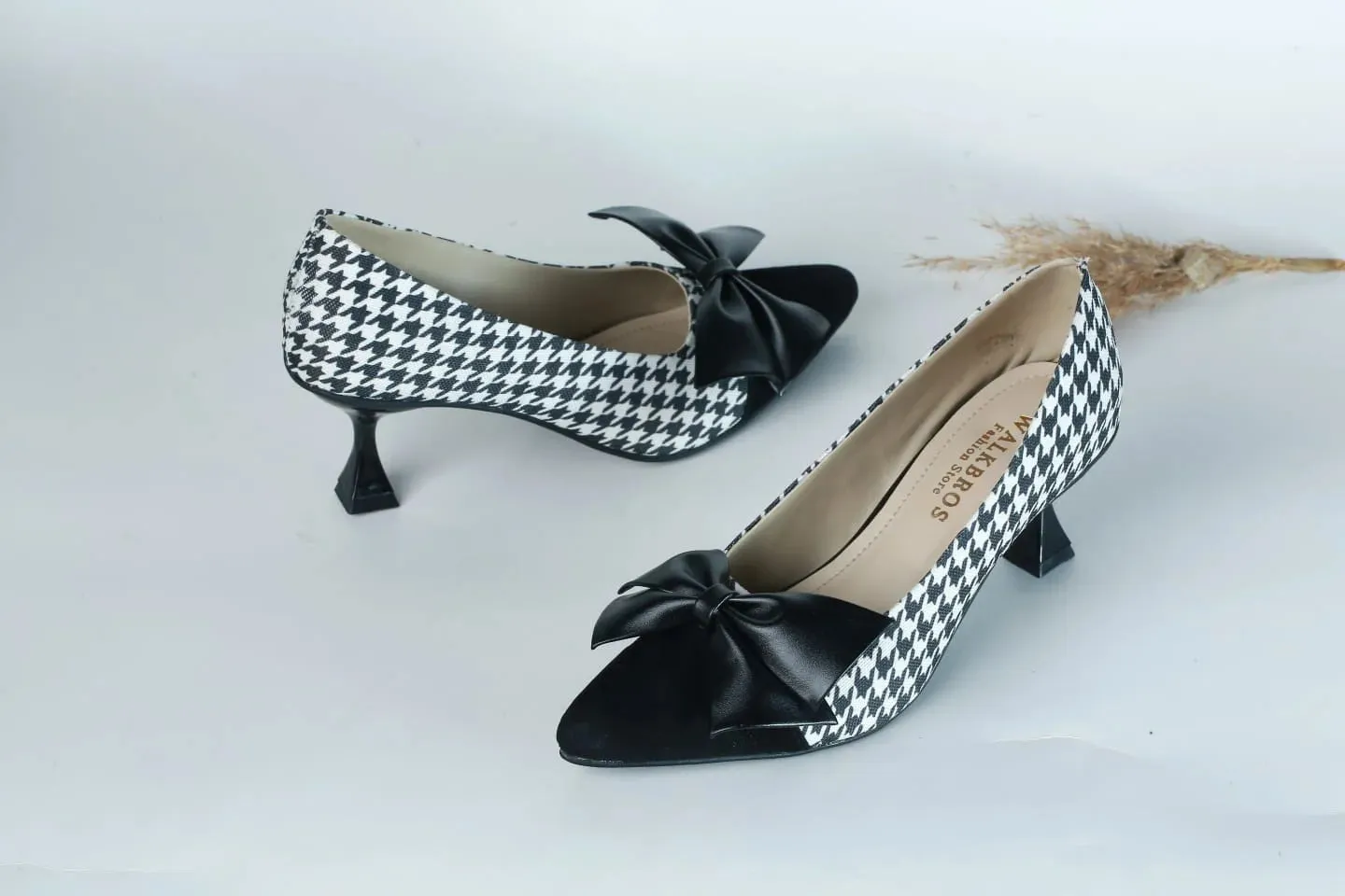WALKBROS WOMEN'S KITTEN HEELS POINTED TOE PUMPS - BLACK & WHITE